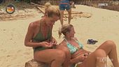 Alvina e Valentina pescano in riva al mare