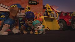 La squadra costruisce una stalla / La squadra costruisce una pista d'atterraggio