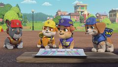 La squadra costruisce una fontana luminosa / La squadra costruisce una giostra