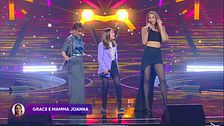 Grace, mamma Joanna e Anna Tatangelo in "Baby one more time"