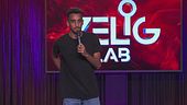 Elyass Essaid e i suoi trucchi di magia a Zelig Lab 2024