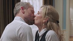 Erik e Yvonne si riconciliano