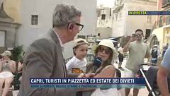 Capri, turisti in piazzetta ed estate dei divieti