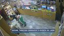 Sassari, tabaccaia coraggiosa si avventa sul ladro
