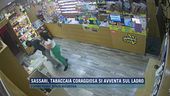 Sassari, tabaccaia coraggiosa si avventa sul ladro