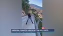 Sardegna, ragazzo lancia gattino nel vuoto