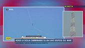 Verso la Sicilia camminando su un cavo sospeso sul mare