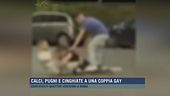 Calci, pugni e cinghiate a una coppia gay