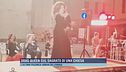 Drag queen sul sagrato di una chiesa