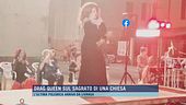 Drag queen sul sagrato di una chiesa