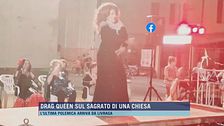 Drag queen sul sagrato di una chiesa