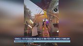 Israele, l'ex ostaggio Noa balla a una festa con amici e familiari