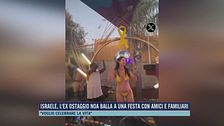 Israele, l'ex ostaggio Noa balla a una festa con amici e familiari