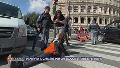 In arrivo il carcere per chi blocca strade e ferrovie