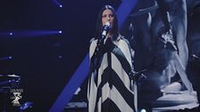 Laura Pausini in "Invece no"