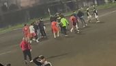 Quando il calcio è follia: arbitro brutalmente aggredito