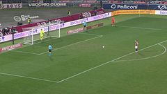 Chiffi sgrida Provedel: "Sulla linea!". Ma il portiere parte dietro e para il rigore