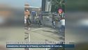 Caserta, da solo accerchiato da una baby gang