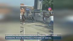 Caserta, da solo accerchiato da una baby gang