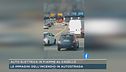 Auto elettrica in fiamme al casello