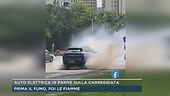 Auto elettrica in panne sulla carreggiata