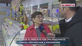 La spesa al mercato con una pensionata