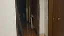 Fa esplodere una porta e si appropria di una casa