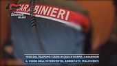 Vede dal telefono i ladri in casa e chiama i carabinieri