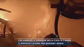 Los Angeles, il pompiere nella casa in fiamme