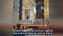 San Pietro, sale sull'altare e distrugge i candelabri