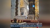 San Pietro, sale sull'altare e distrugge i candelabri