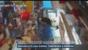 Minaccia con un boa una tabaccaia per ritirare un pacco