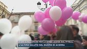 Fiori e palloncini per la bimba uccisa dal pitbull