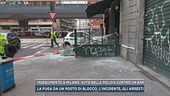 Inseguimento a Milano, auto della polizia contro un bar