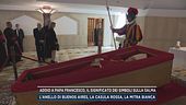 Addio a Papa Francesco, il significato dei simboli sulla salma