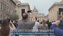 Papa Leone XIV, acclamato dai fedeli in piazza San Pietro