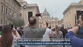 Papa Leone XIV, acclamato dai fedeli in piazza San Pietro