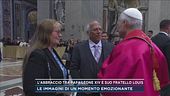 L'abbraccio tra Papa Leone XIV e suoi fratello Louis
