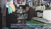 La casa è occupata e lei è costretta a vivere in merceria