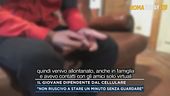 Il giovane dipendente dal cellulare
