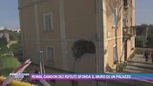 Roma, camion dei rifiuti sfonda il muro di un palazzo