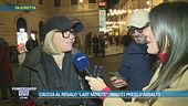 Caccia al regalo "last minute": negozi presi d'assalto