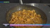 Pomodoro, salsiccia e rigatoni: in cucina con Federico Fusca