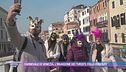 Carnevale di Venezia, l'invasione dei turisti: folla e rifiuti