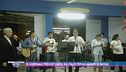 Il cardinale Prevost canta sul palco per gli auguri di Natale
