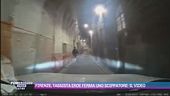 Firenze, tassista eroe ferma uno scippatore: il video