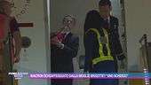 Macron schiaffeggiato dalla moglie Brigitte? "Uno scherzo"