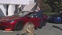 Elon Musk consegna una Tesla a Trump