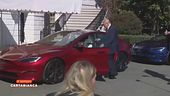 Elon Musk consegna una Tesla a Trump