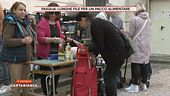 Pasqua: lunghe file per un pacco alimentare